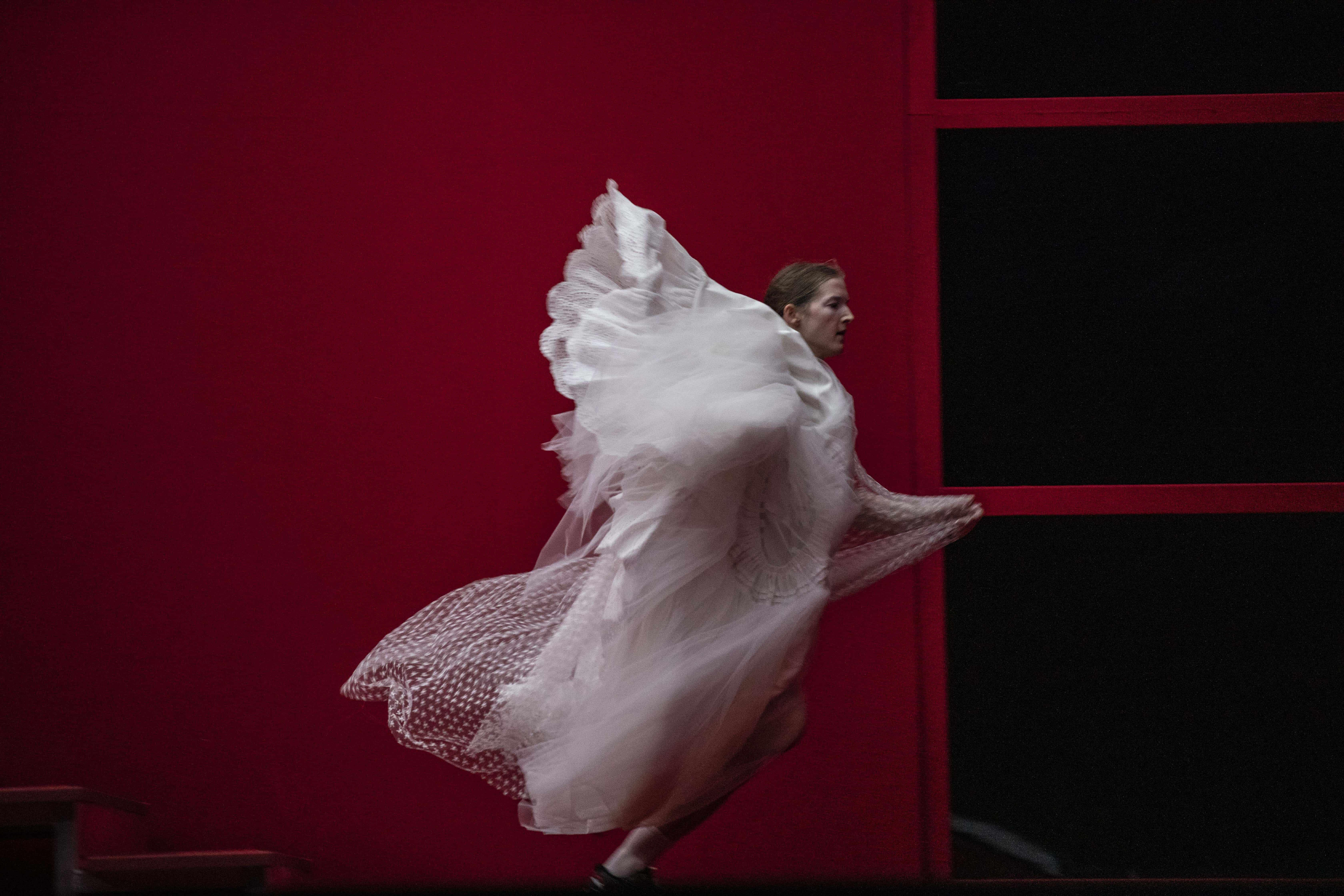 Marcos Morau Et Le Ballet De Lyon De La Belle Qui Dort Au Groupe Qui