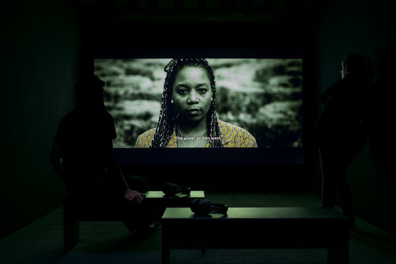 patricia kaersenhout, Le retour des femmes colibris, 2023, vidéo, 18 min, courtesy de l'artiste, collection Bonnefanten – Maastricht, avec le soutien de Ammodo, fonds Mondriaan, CBK Zuidoost et Collège Néerlandais – Fondation Juliana, vue de l’exposition « Offrandes voilées », Ferme du Buisson, 2025, 