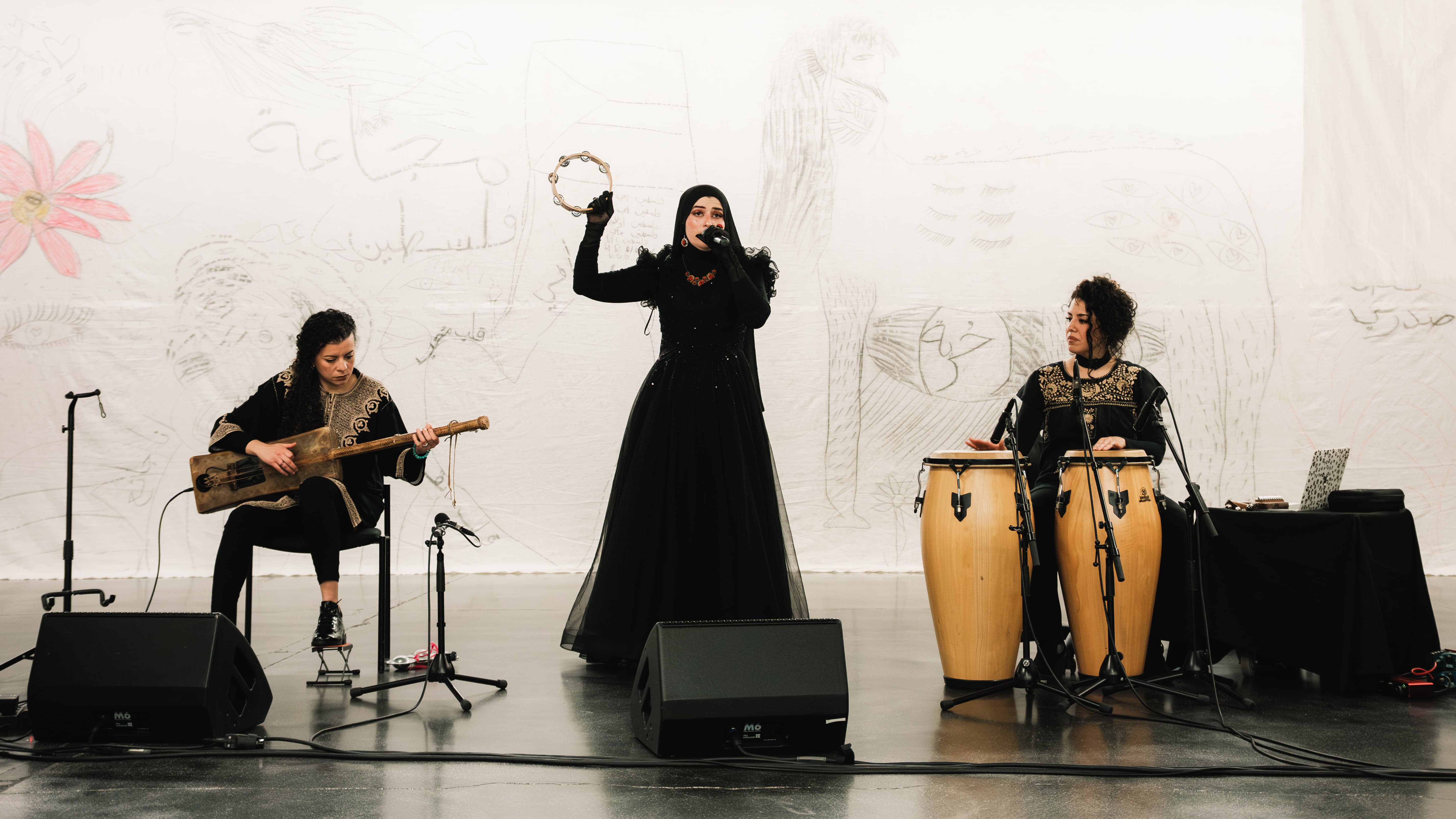 Performance Husan Al-Amal d’Aysha E Arar, avec Imane Guemssy et Suheir Abdul Rasol, dans le cadre de son exposition « Al Farisa », 2025, CC Strombeek – Grimbergen, en co-production avec la Ferme du Buisson, courtesy de l’artiste et des galeries Dvir et Sans titre, 